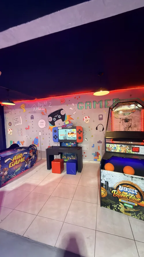 Estação de videogame Nintendo Switch, mesa de air game e basquete arcade na sala de jogos do Espaço Vila do Sol em Divinópolis