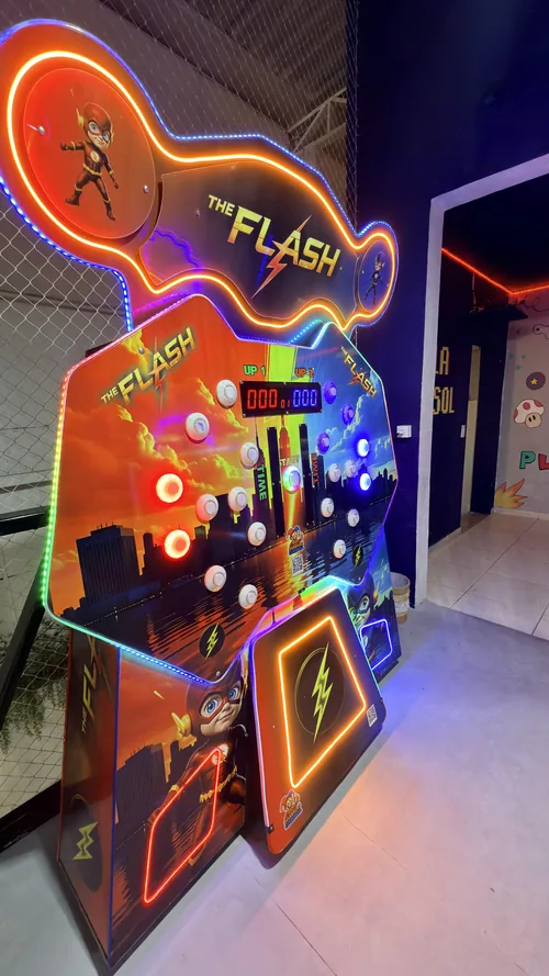 Máquina de fliperama do The Flash com iluminação em neon na sala de jogos do Espaço Vila do Sol em Divinópolis