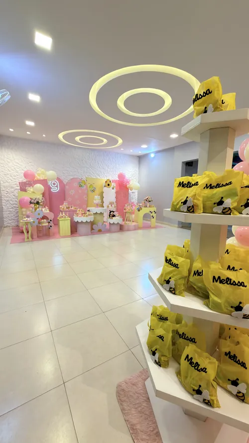 Decoração de festa infantil tema abelhinha com mesa de doces e lembrancinhas personalizadas, no Espaço Vila do Sol em Divinópolis