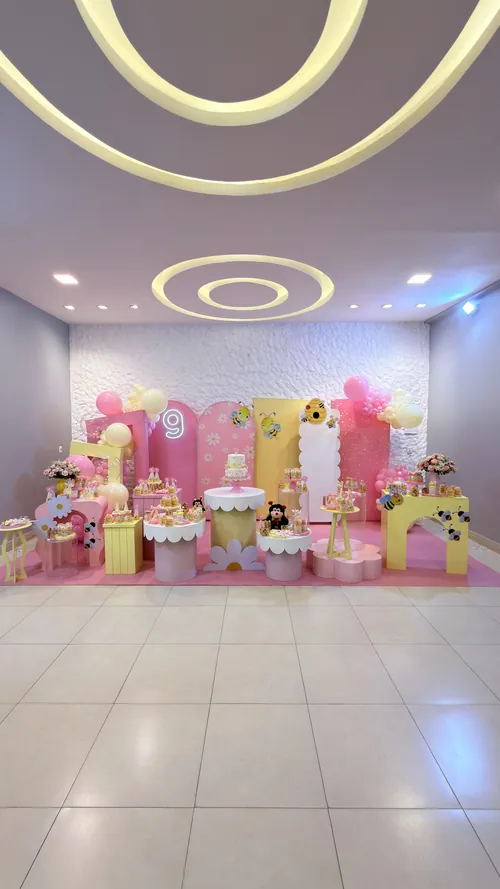 Mesa principal de festa infantil tema jardim das abelhinhas, em rosa e amarelo, no Espaço Vila do Sol em Divinópolis