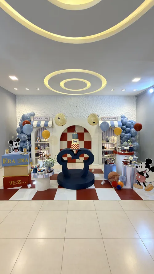 Decoração de festa tema Mickey vintage 'Era uma vez', com balões azuis e piso xadrez, no Espaço Vila do Sol em Divinópolis