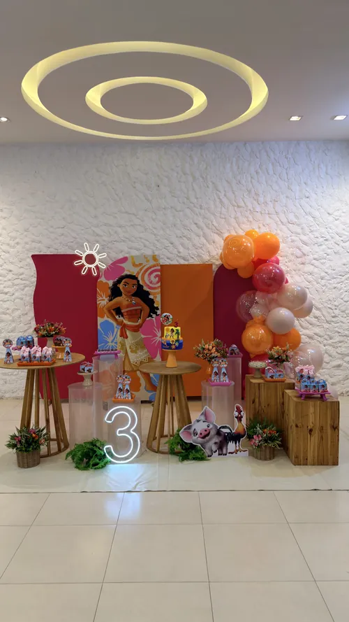 Decoração de festa infantil tema Moana, com balões laranja e rosa e número 3, no Espaço Vila do Sol em Divinópolis