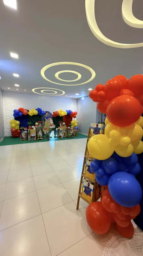 Decoração de festa infantil tema Branca de Neve, com arco de balões coloridos e número 4, no Espaço Vila do Sol em Divinópolis