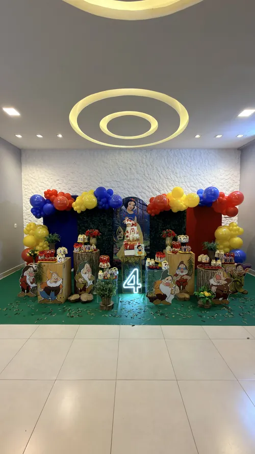 Mesa principal de festa tema Branca de Neve e os sete anões, com número 4, no Espaço Vila do Sol em Divinópolis